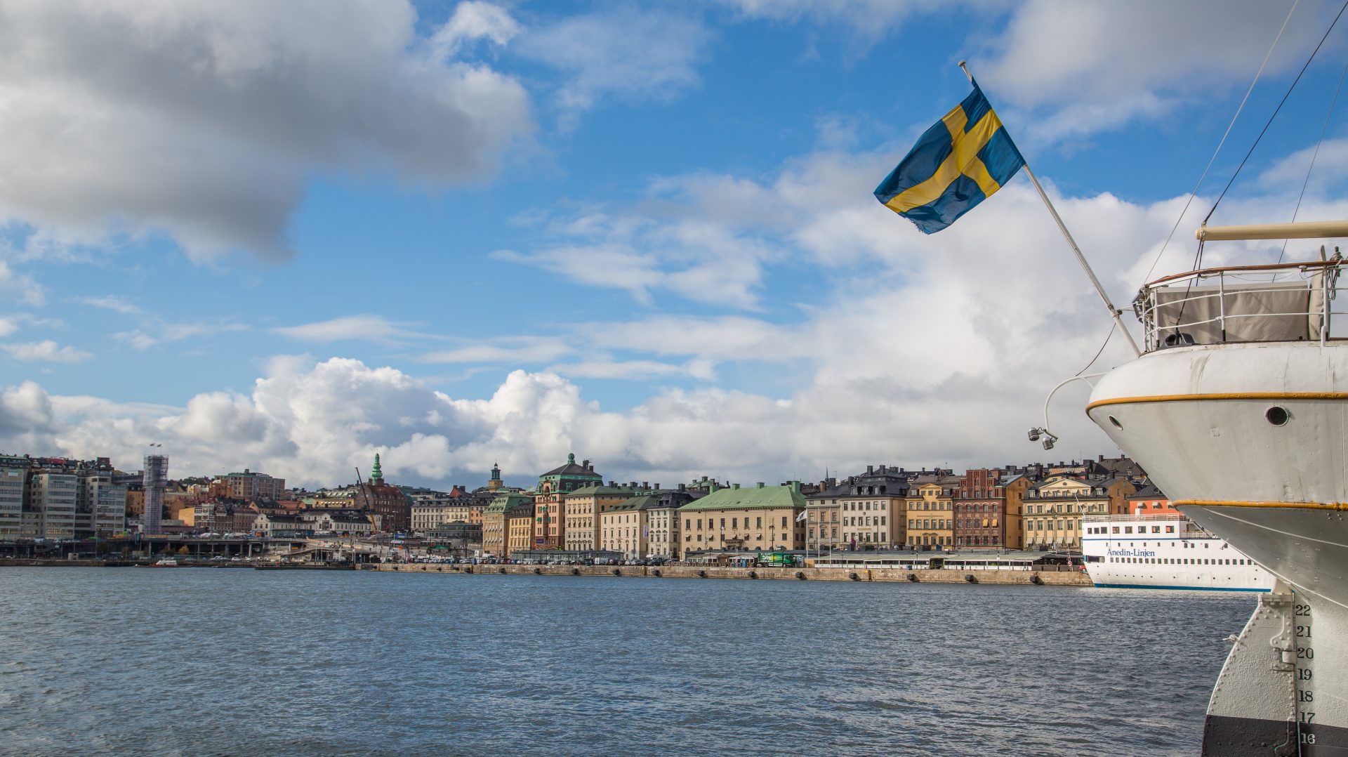 Stockholms skyline vid vattnet i kvällsljus
